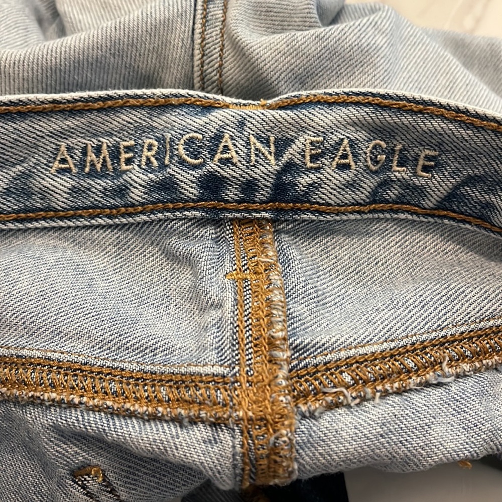 American Eagle Ripped Mom Jean - size 6 - Picture 4 of 8